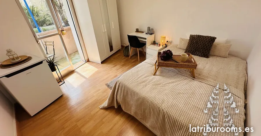 Individual con balcón y nevera minibar