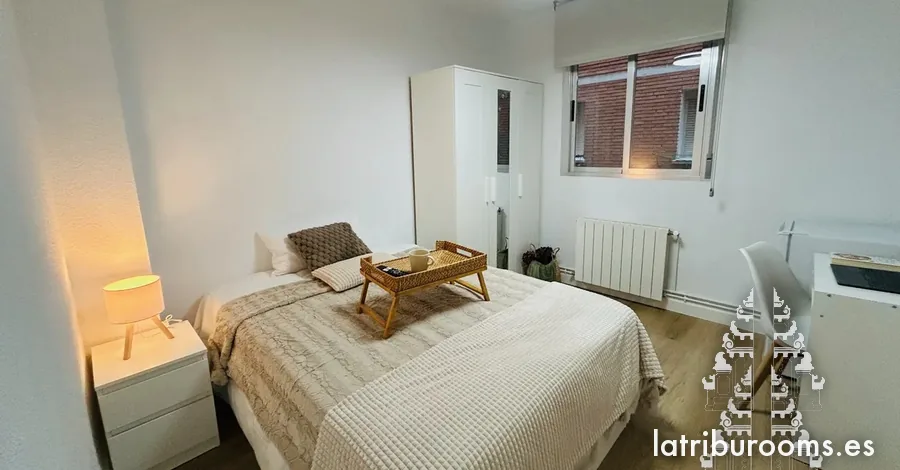 Individual con nevera minibar y Smart TV