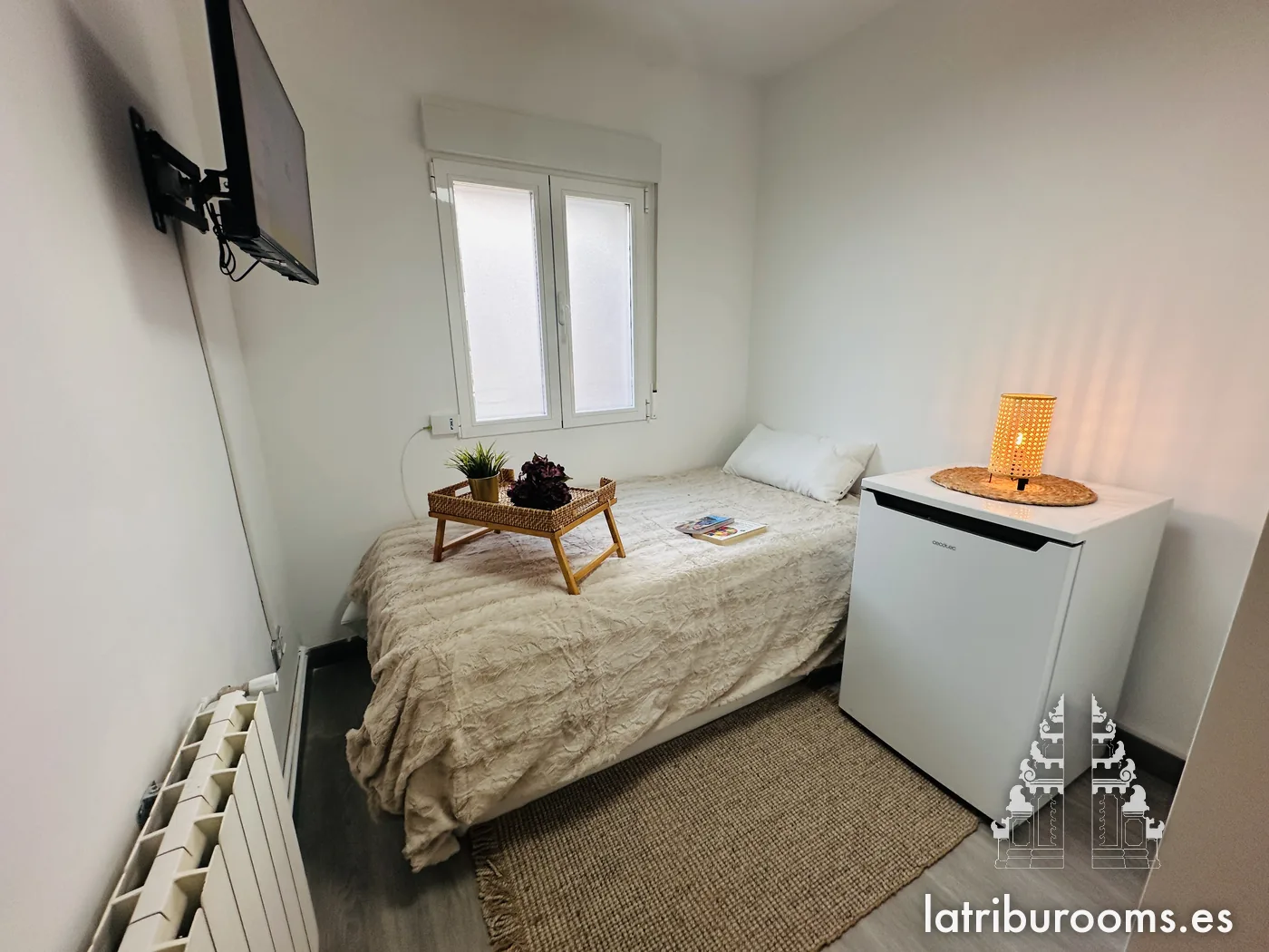La habitación, con cama de 105 y nevera minibar