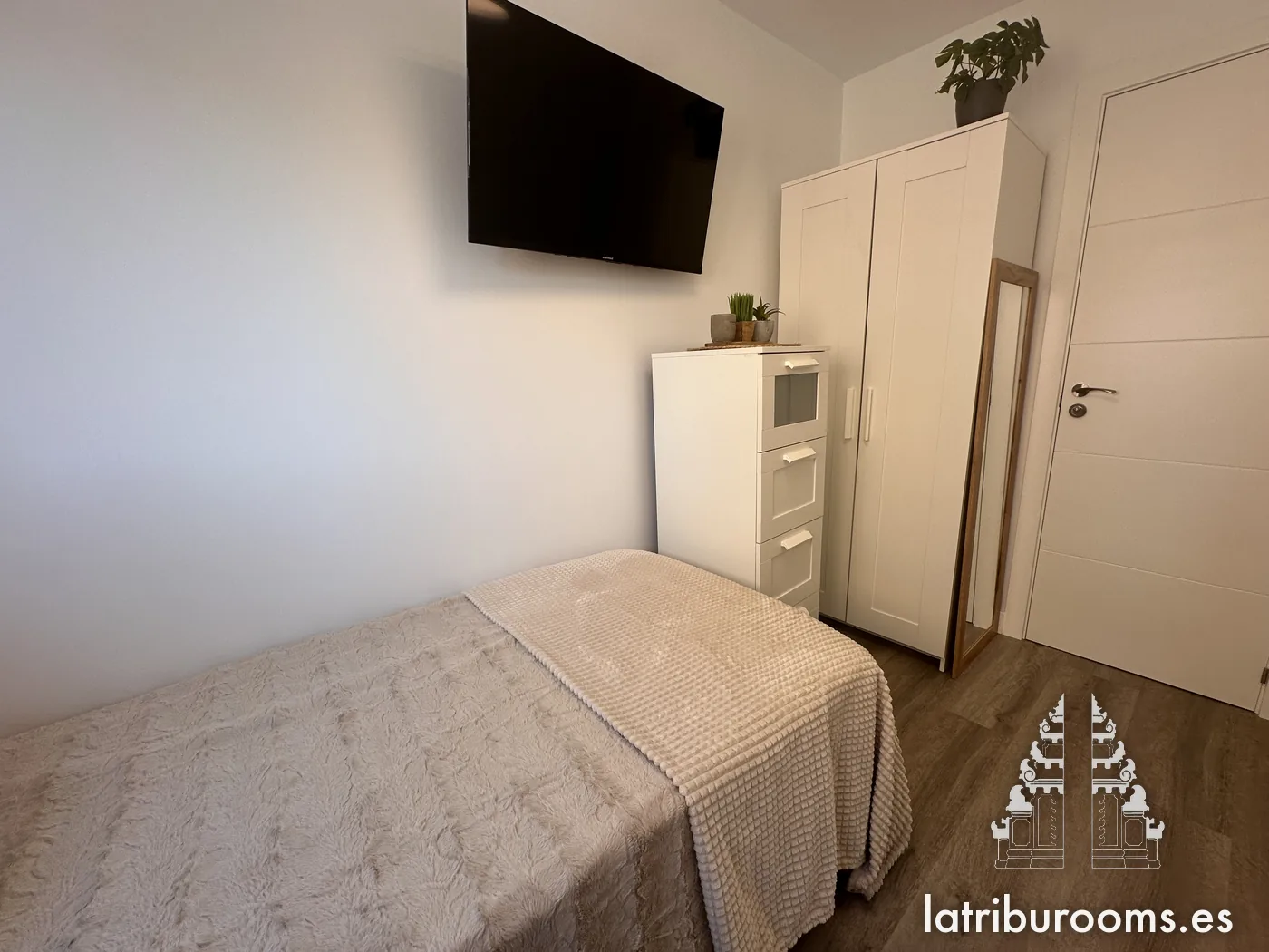 La habitación, con cama de 105 y nevera minibar
