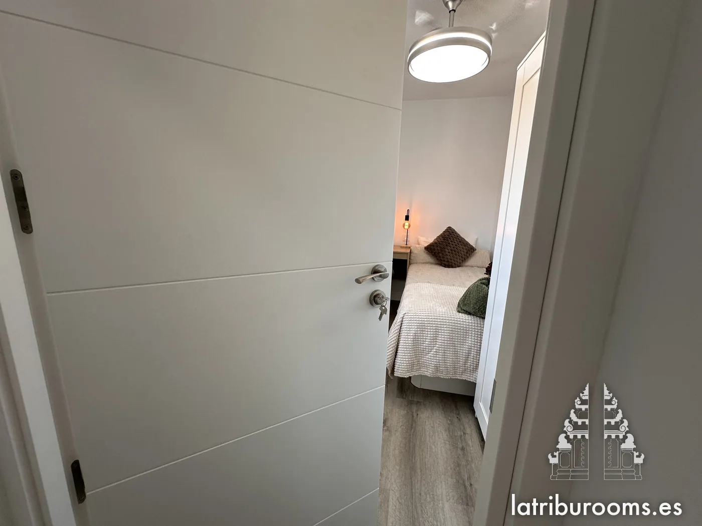 La habitación, con cama de 105 y nevera minibar